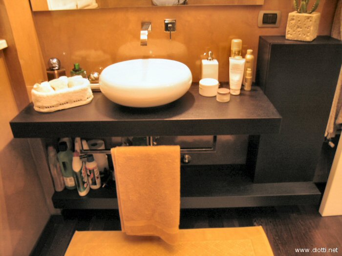 Ecco la visione frontale del bagno di servizio del piano terra, che serve cucina, area pranzo e soggiorno. Stupenda la resina dorata scelta dal cliente.